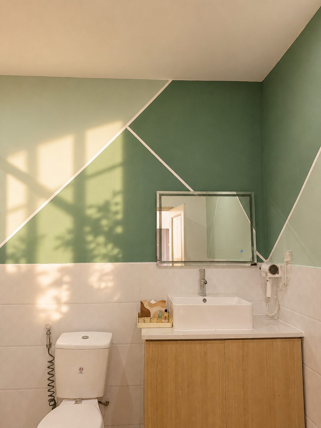 Green Deluxe Room bathroom